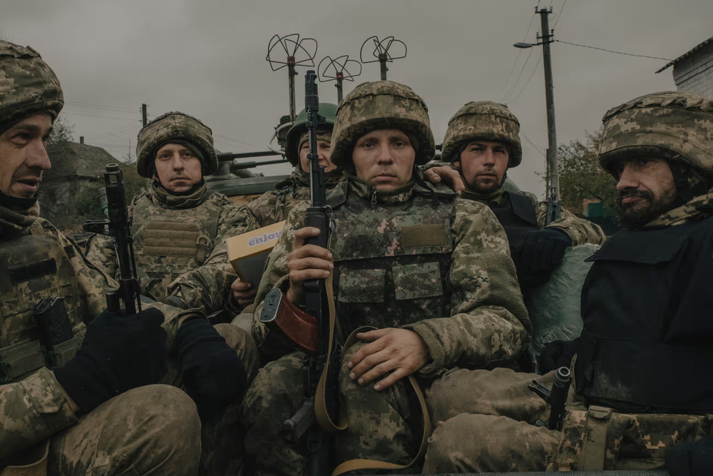 新动员的乌克兰士兵正在前往前线和俄罗斯库尔斯克地区的途中。其中一名士兵伊万（最左）表示，那里的战争将是他的第一次战斗经历。摄影：阿莱西奥·马莫/《卫报》